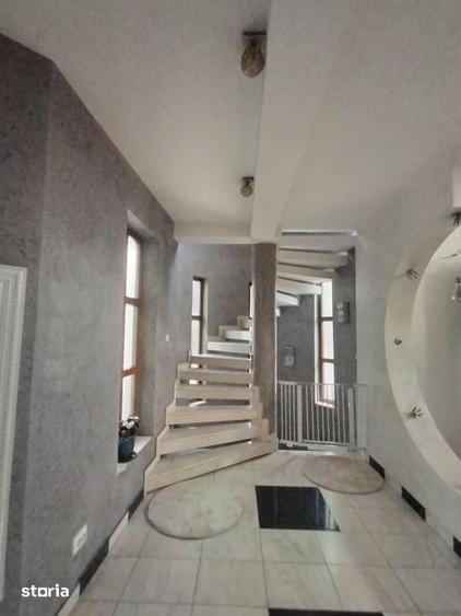 Casă cu 7 camere cu Teren 527 Mp în Valea Rosie