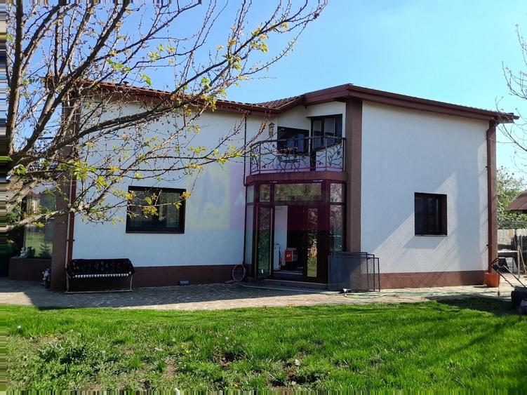 Casă individuală cu 5 camere cu Canalizare în Tineretului