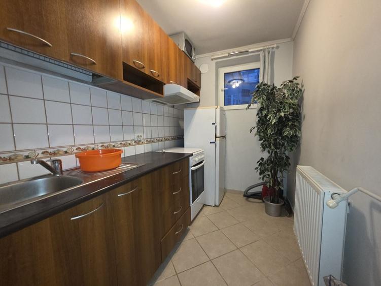 Apartament cu 3 camere semidecomandat, mobilat în
