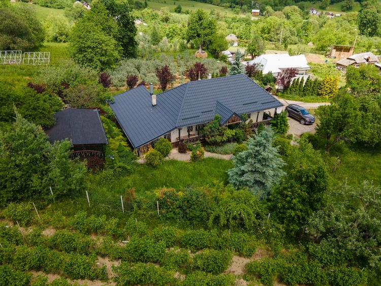 Casă individuală cu 10 camere cu Canalizare în Ultracentral