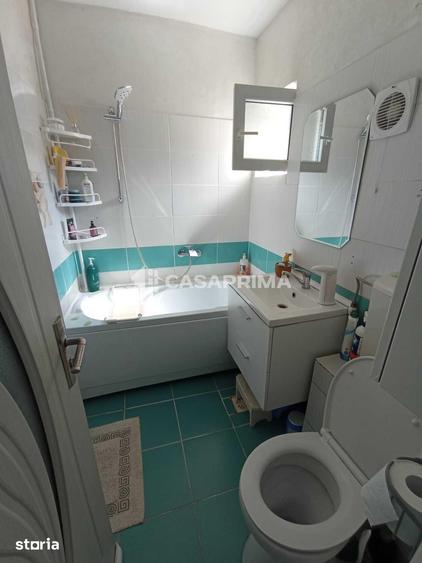 Apartament cu 3 camere semidecomandat în Podu Roș