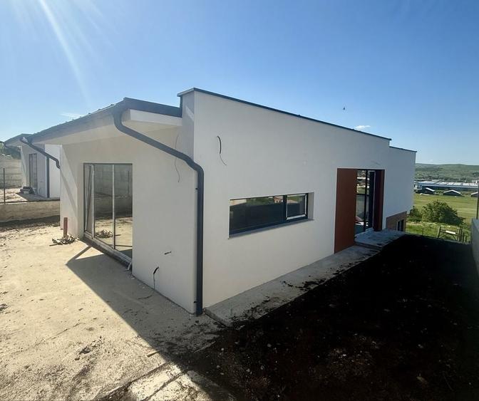 Casă cu 4 camere în Dezmir