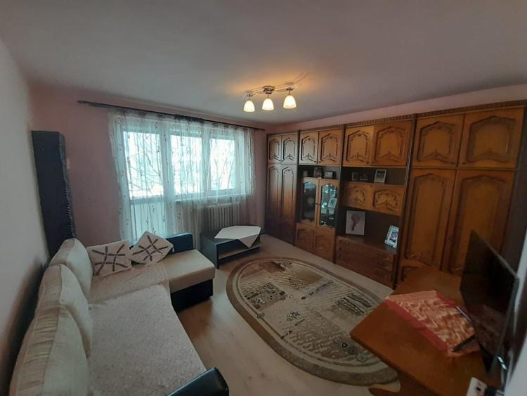 Apartament cu 3 camere decomandat, mobilat în Calea Moldovei