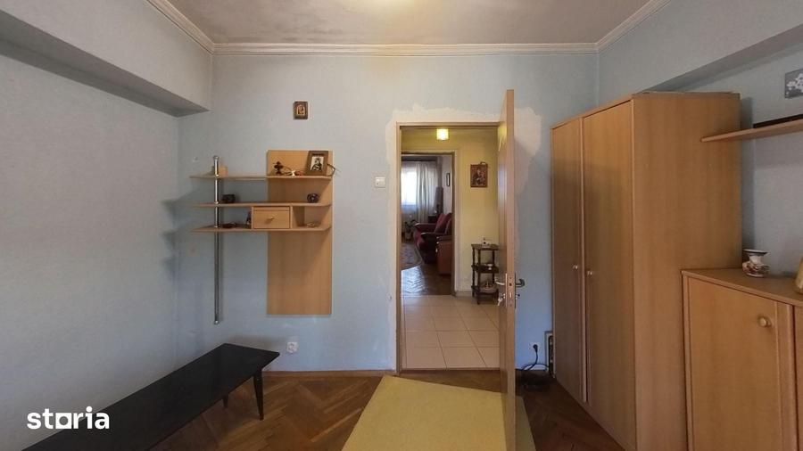 Apartament cu 4 camere decomandat în Central