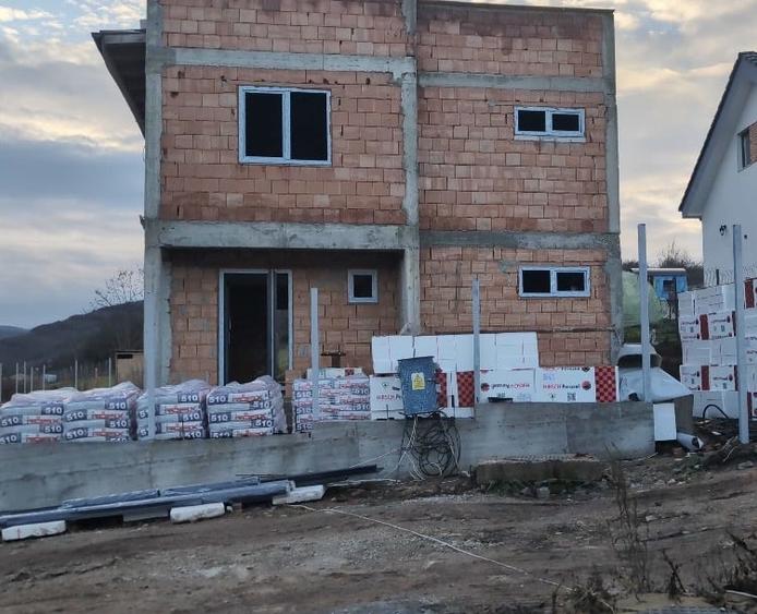 Casă individuală cu 4 camere cu Canalizare în Rădaia
