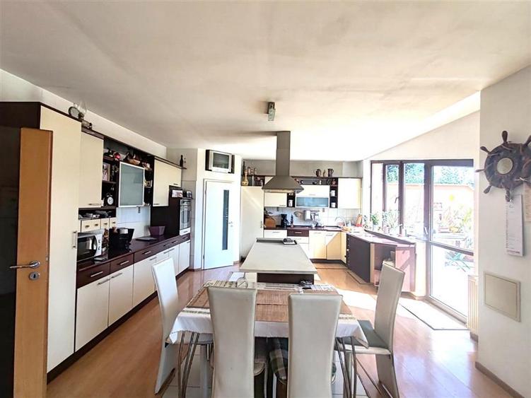 Casă individuală cu 9 camere cu Teren 800 Mp în Hărman