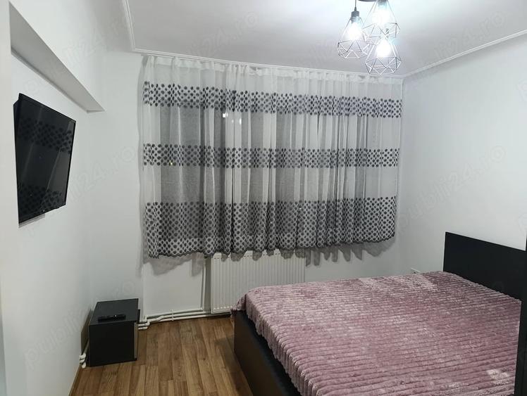 Apartament cu 3 camere semidecomandat în Independenței