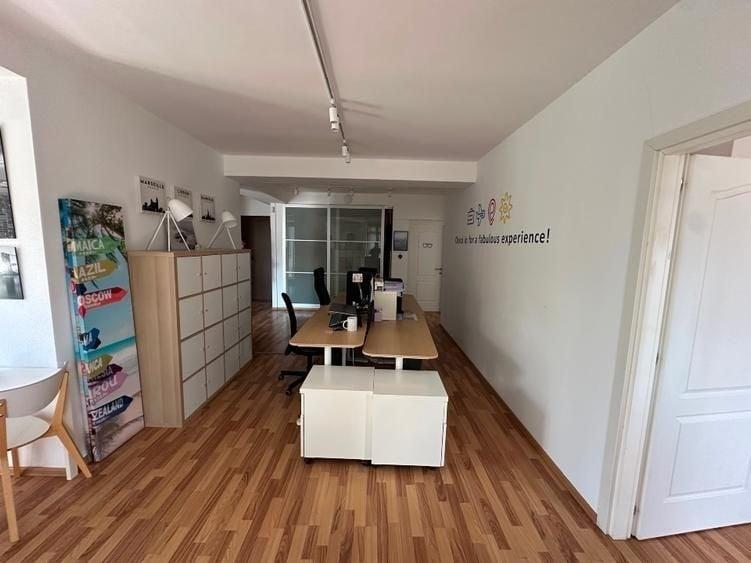 Apartament cu 3 camere semidecomandat, mobilat în P-ța Victoriei
