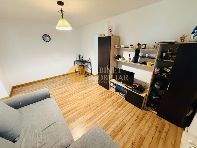 Apartament cu 3 camere semidecomandat, mobilat în Podu Roș