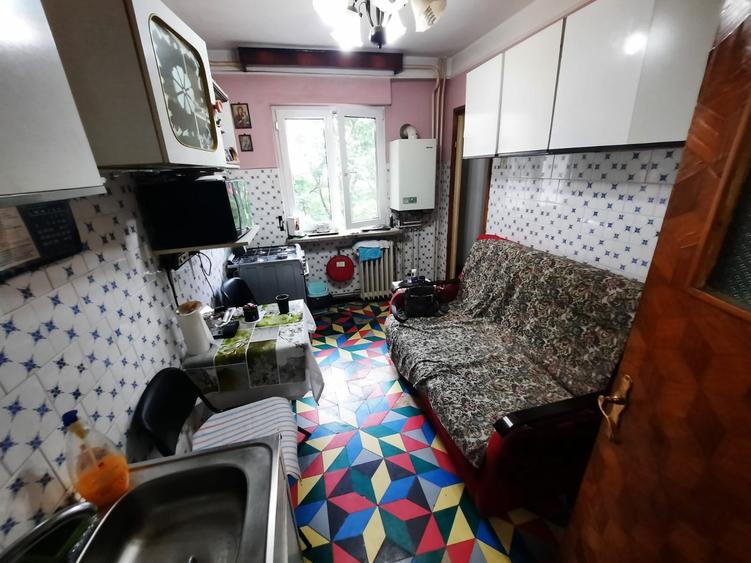Apartament cu 3 camere semidecomandat, mobilat în Podu Roș