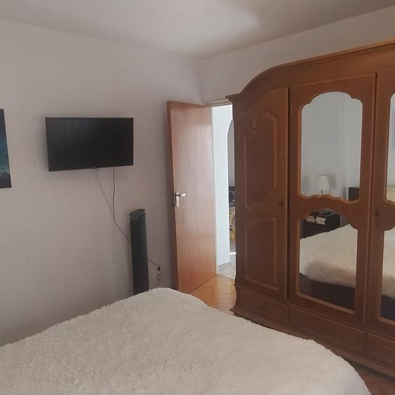 Apartament cu 3 camere decomandat, mobilat în Tineretului — fotografia 3