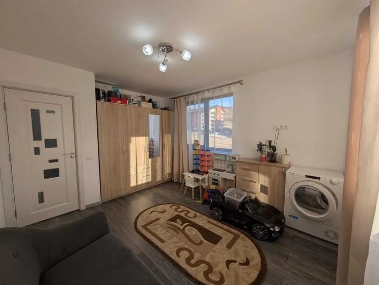 Apartament cu 3 camere semidecomandat, mobilat în Florești