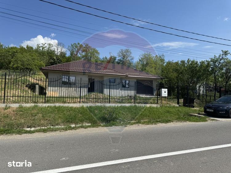 Casă cu 4 camere cu Teren 1109 Mp în Bonț