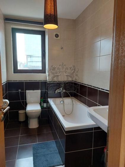 Apartament cu 3 camere decomandat, mobilat în Victoriei