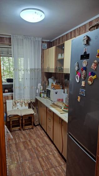 Apartament cu 4 camere decomandat, mobilat în Titan