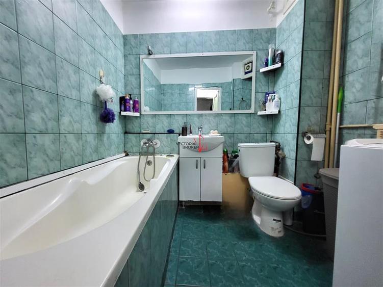 Apartament cu 3 camere semidecomandat în Titan