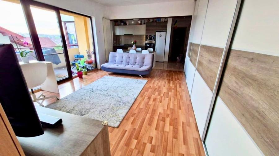 Apartament cu 3 camere semidecomandat, mobilat în Trivale