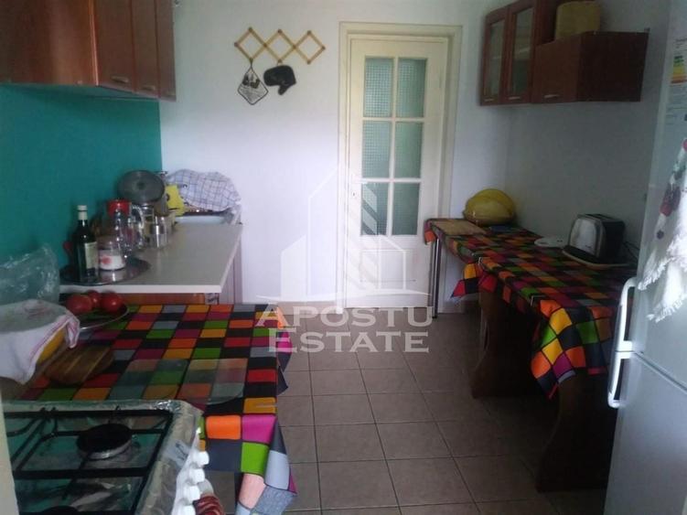 Casă individuală cu 8 camere cu Canalizare în Eșelnița