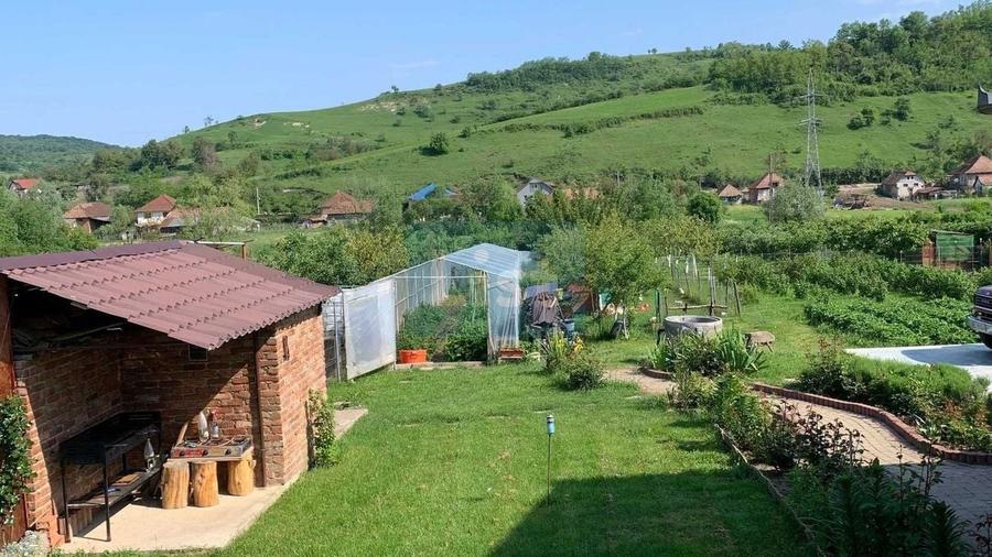 Casă cu 7 camere cu Garaj în Brebi