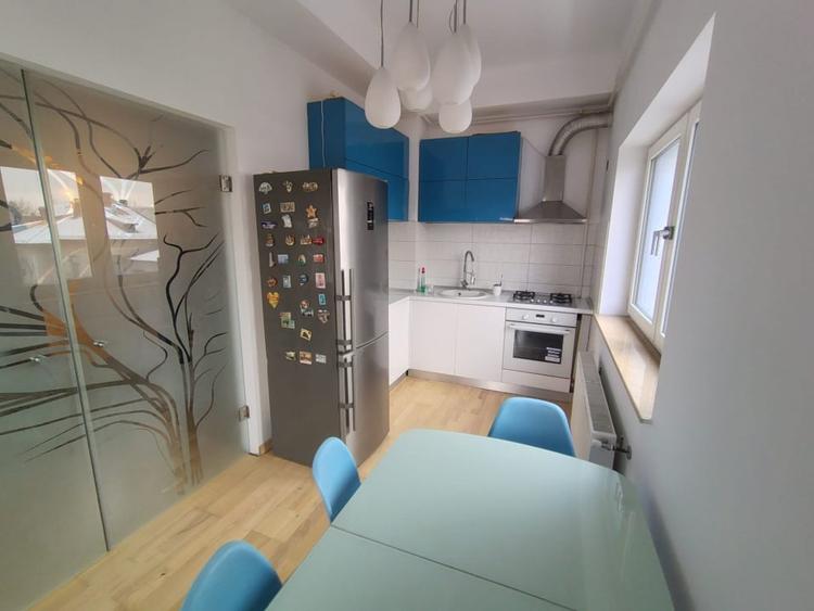 Apartament cu 3 camere semidecomandat, mobilat în Central
