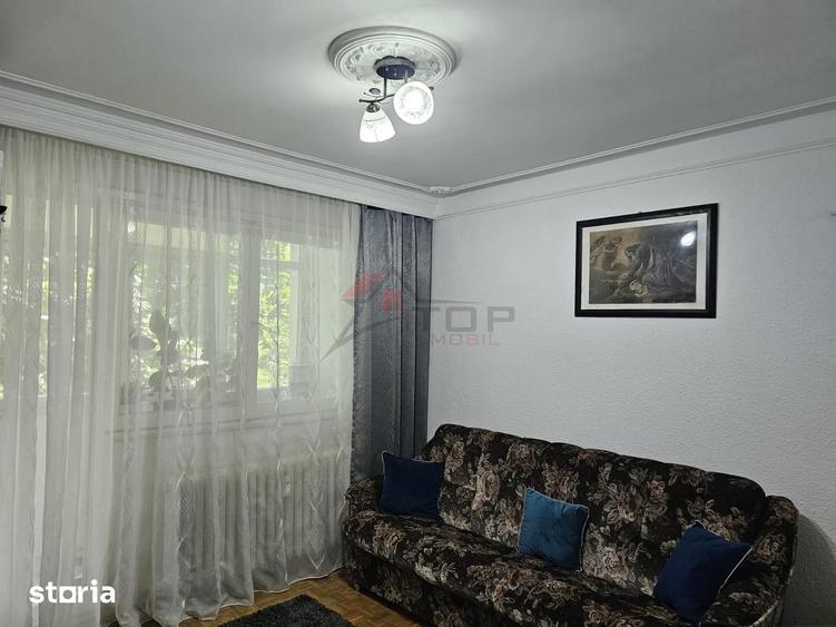 Apartament cu 3 camere semidecomandat în Podu Roș