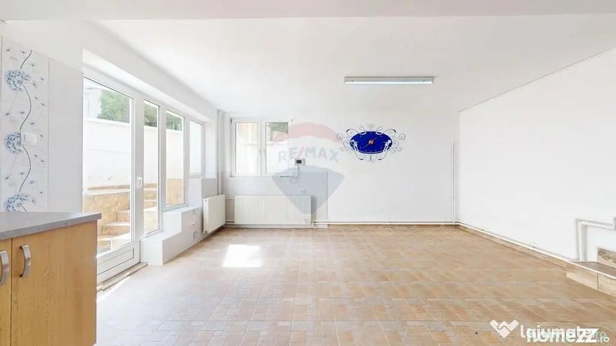 Casă cu 10 camere cu Teren 710 Mp în Central