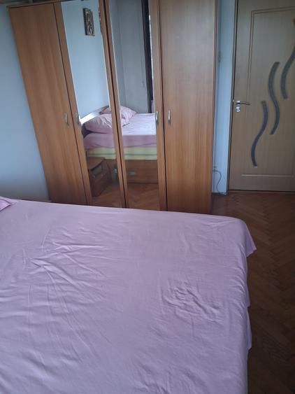 Apartament cu 3 camere semidecomandat în Giulești