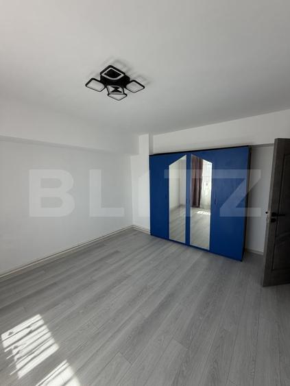 Apartament cu 3 camere decomandat, mobilat în Micro 21