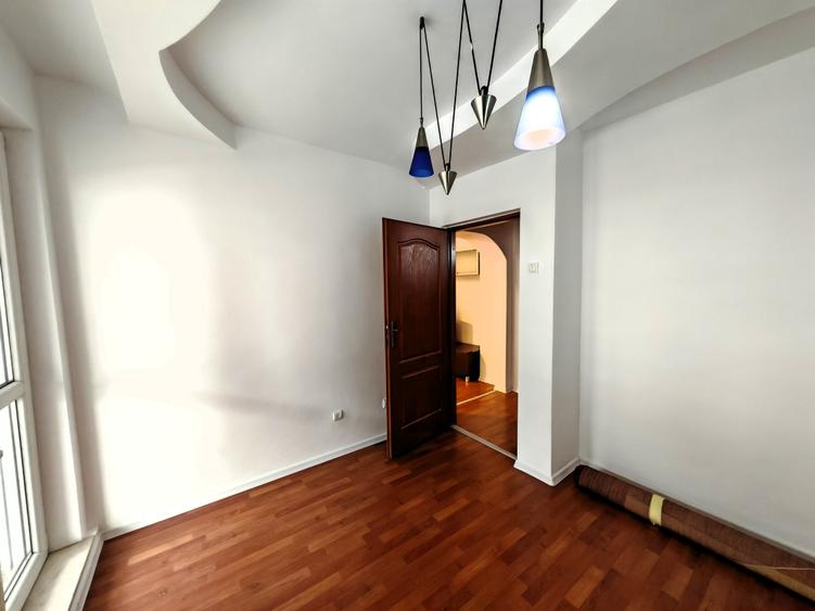 Apartament cu 3 camere semidecomandat în Ultracentral
