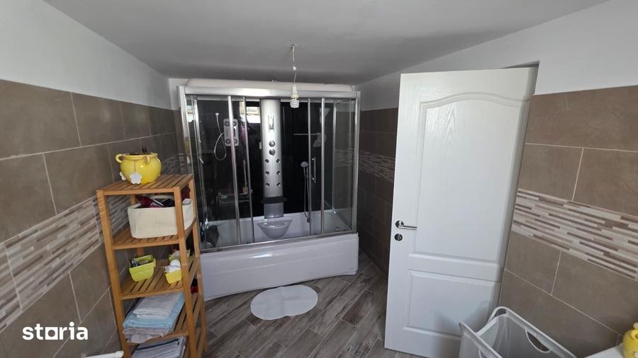 Casă cu 7 camere cu Teren 400 Mp în Central