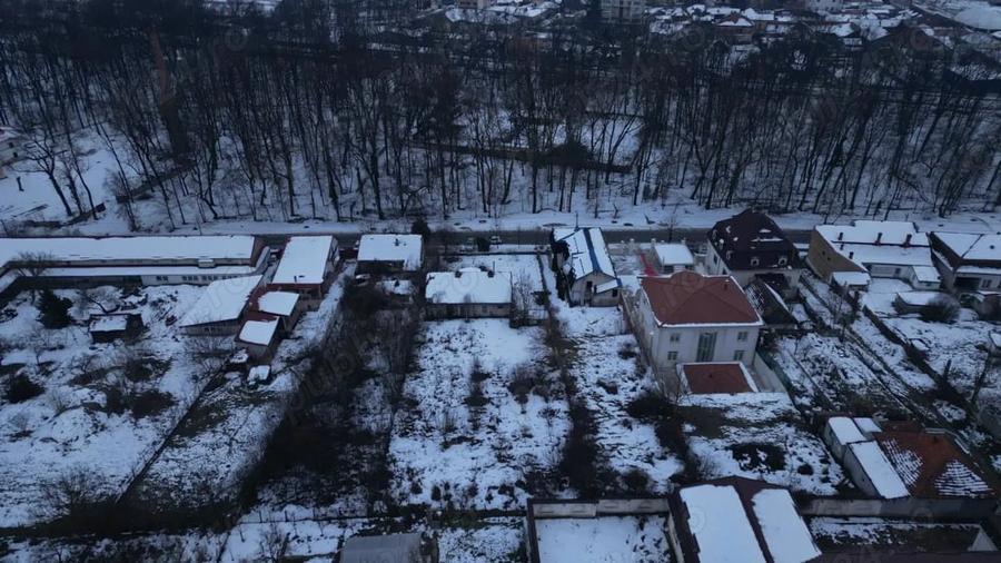 Casă cu Teren 1900 Mp în Central