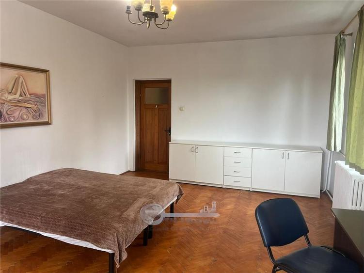 Casă cu 6 camere cu Teren 600 Mp în Sărărie