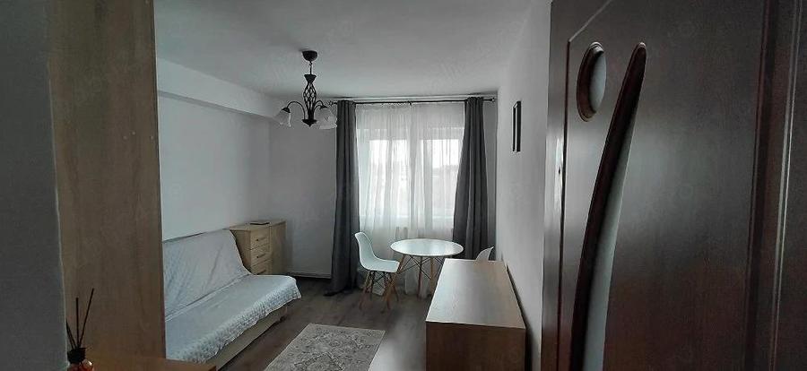 Garsonieră decomandată în Central
