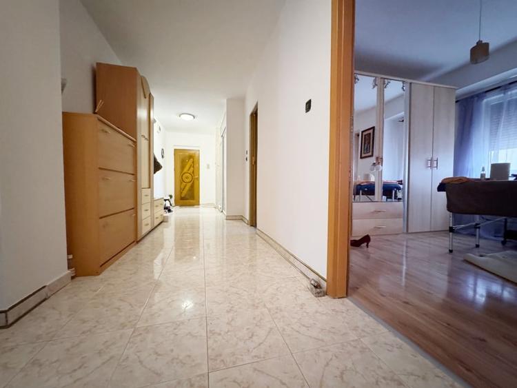 Apartament cu 3 camere decomandat, mobilat în Soarelui