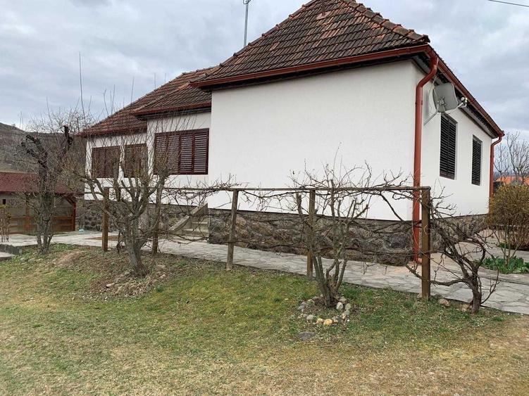 Casa - garaj - curte - 6