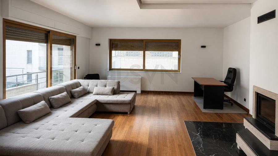 Apartament cu 5 camere decomandat, mobilat în Primăverii