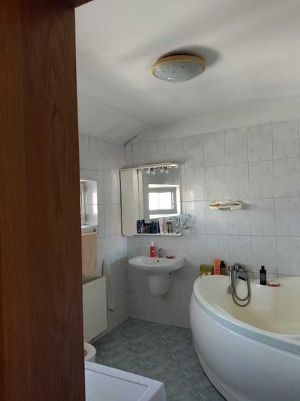 Apartament cu 3 camere semidecomandat în Exterior Vest