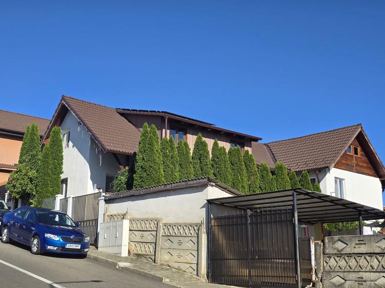 Casă cu 4 camere decomandat în Central