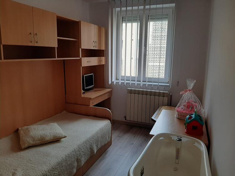 Apartament cu 3 camere semidecomandat în Central
