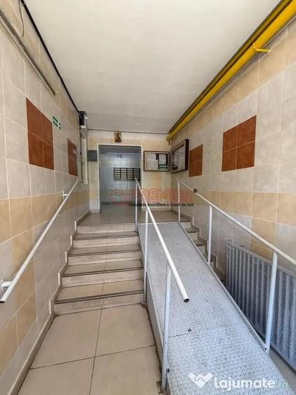 Apartament cu 4 camere semidecomandat în Berceni