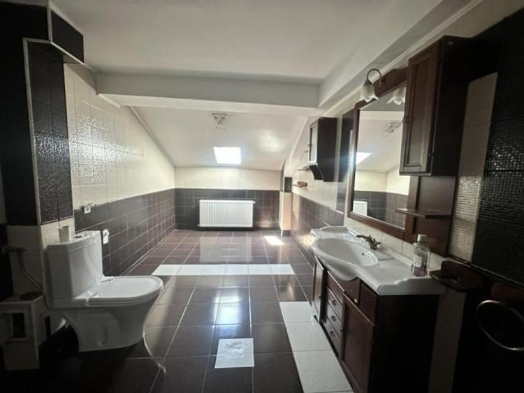 Casă individuală cu 7 camere cu Canalizare în Pipera