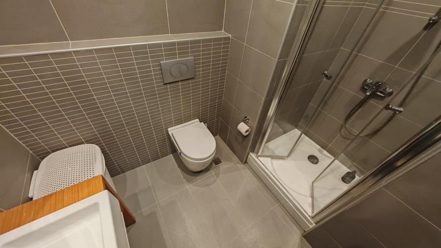 Apartament cu 3 camere semidecomandat, mobilat în Dristor