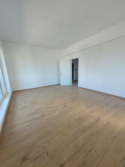 Apartament cu 5 camere semidecomandat în Theodor Pallady
