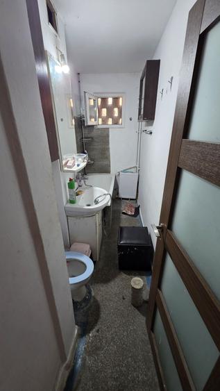 Apartament cu 3 camere semidecomandat în Km 5