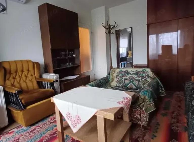 Garsonieră decomandată în Noua
