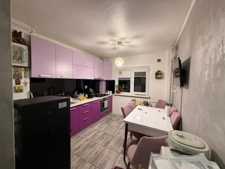 Apartament cu 3 camere decomandat în Titan