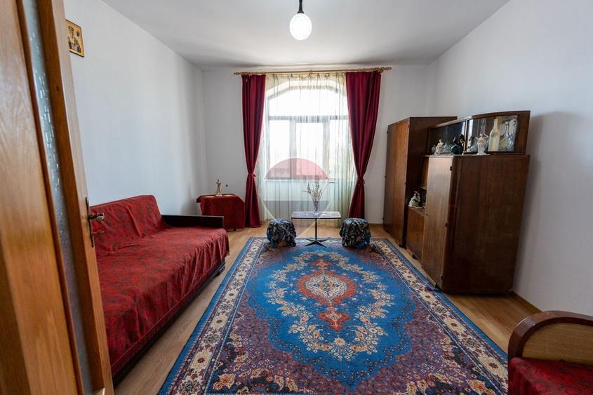 Casă individuală cu 3 camere cu Teren 3166 Mp în Burjuc