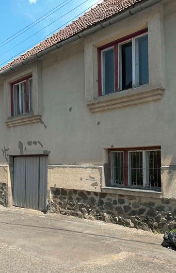 Casă individuală cu 4 camere cu Garaj în Central