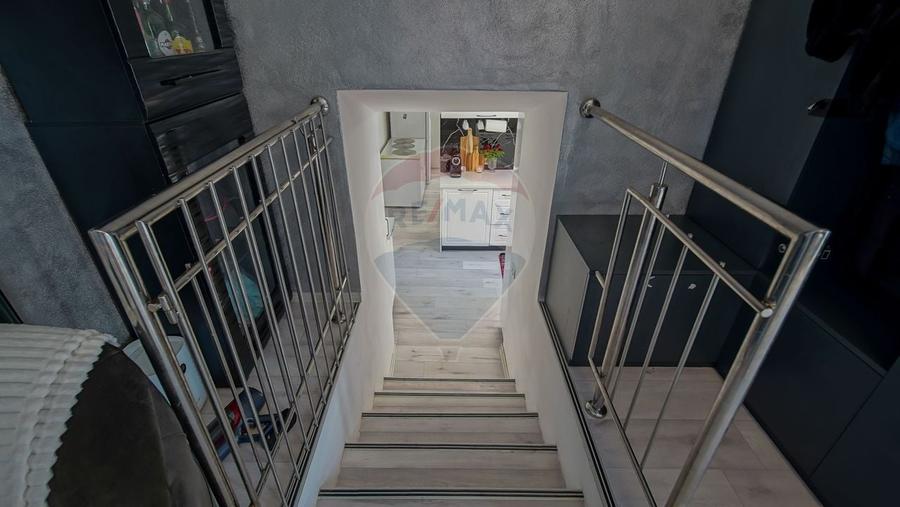 Casă individuală cu 6 camere cu Teren 494 Mp în Vulcan
