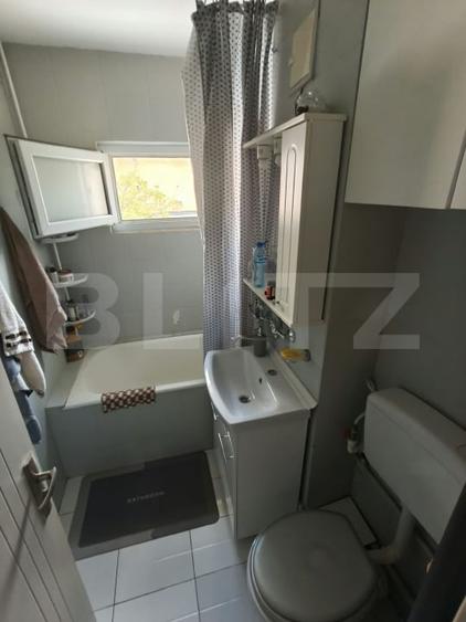 Apartament cu 3 camere decomandat, mobilat în Rovine